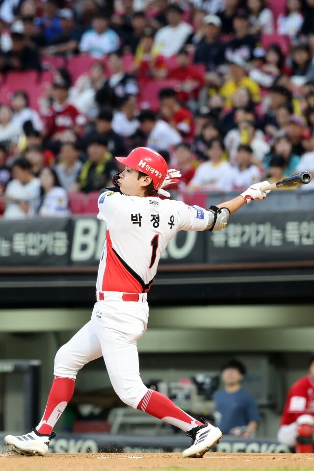 KIA 타이거즈 박정우가 11일 광주 KIA챔피언스필드에서 열린 SSG 랜더스와의 홈 경기서 타격하고 있다./KIA 타이거즈 제공