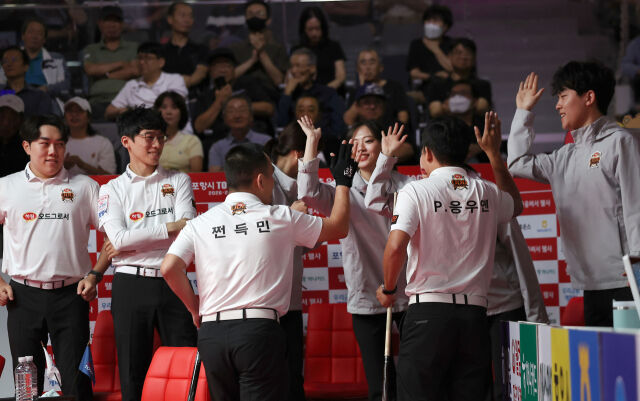 하림이 경기 승리 후 하이파이브를 하고 있다. /PBA 제공