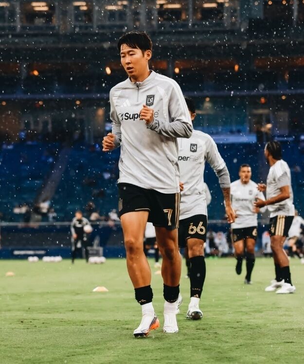 LAFC의 손흥민이 캔자스시티와의 2026시즌 MLS 원정 경기를 앞두고 워밍업을 하고 있다./LAFC
