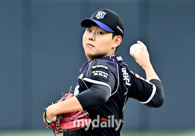 13일 오후 경기도 수원시 수원KT위즈파크에서 진행된 '2026 프로야구 KBO리그' KT위즈와 롯데자이언츠의 경기. KT 선발투수 소형준이 역투하고 있다./마이데일리