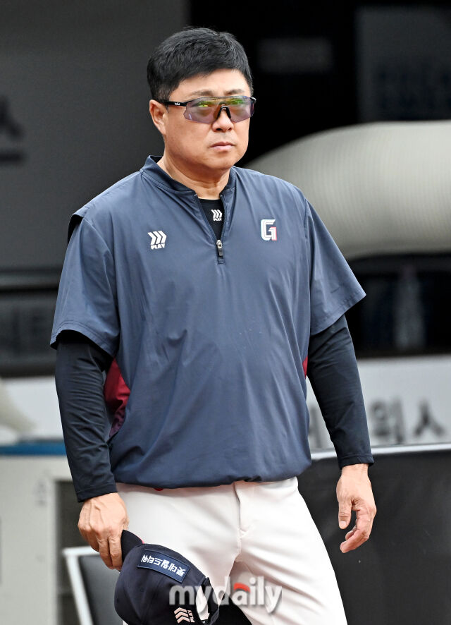 13일 오후 경기도 수원시 수원KT위즈파크에서 진행된 '2026 프로야구 KBO리그' KT위즈와 롯데자이언츠의 경기. 롯데 김태형 감독이 인사를 하고 있다./마이데일리