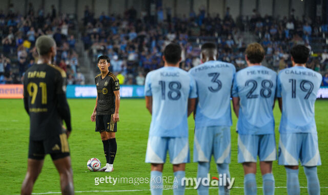 LAFC의 손흥민이 캔자스시티와의 2026시즌 MLS 경기에서 프리킥을 준비하고 있다./게티이미지코리아