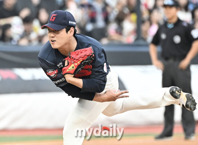 13일 오후 경기도 수원시 수원KT위즈파크에서 진행된 '2026 프로야구 KBO리그' KT 위즈와 롯데 자이언츠의 경기. 롯데 선발투수 나균안이 역투하고 있다./송일섭 기자