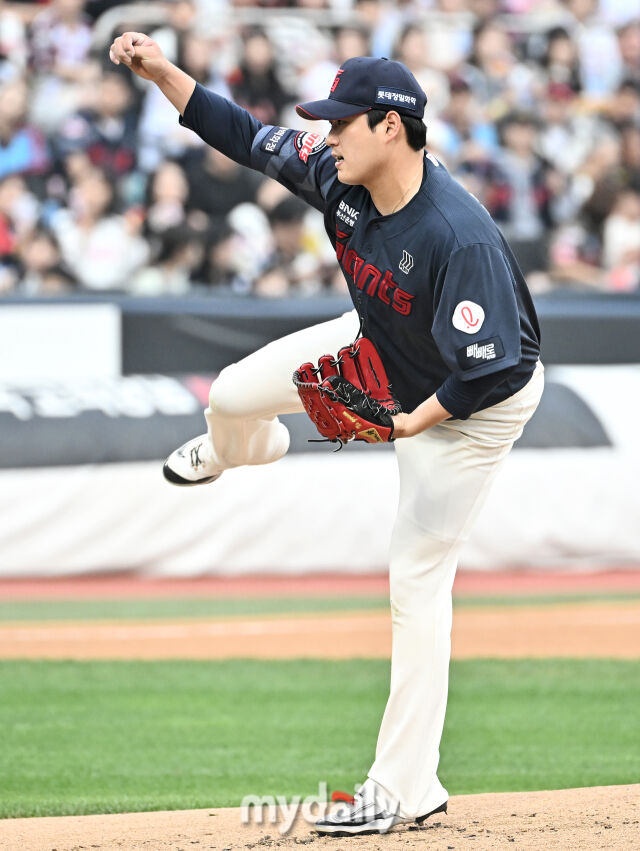 13일 오후 경기도 수원시 수원KT위즈파크에서 진행된 '2026 프로야구 KBO리그' KT위즈와 롯데자이언츠의 경기. 롯데 선발투수 나균안이 역투하고 있다./마이데일리