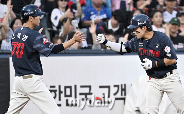 13일 오후 경기도 수원시 수원KT위즈파크에서 진행된 '2026 프로야구 KBO리그' KT 위즈와 롯데 자이언츠의 경기. 롯데 황성빈이 5회초 2사 1루서 1타점 3루타를 터뜨린뒤 환호하고 있다./송일섭 기자