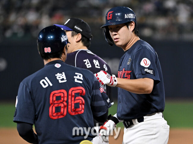 13일 오후 경기도 수원시 수원KT위즈파크에서 진행된 '2026 프로야구 KBO리그' KT위즈와 롯데자이언츠의 경기. 롯데 나승엽이 6회초 2사 1루서 안타를친 뒤 환호하고 있다./송일섭 기자