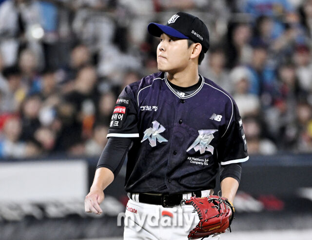 13일 오후 경기도 수원시 수원KT위즈파크에서 진행된 '2026 프로야구 KBO리그' KT위즈와 롯데자이언츠의 경기. KT 소형준이 6회초를 무실점으로 막은 뒤 마운드를 내려오고 있다./마이데일리