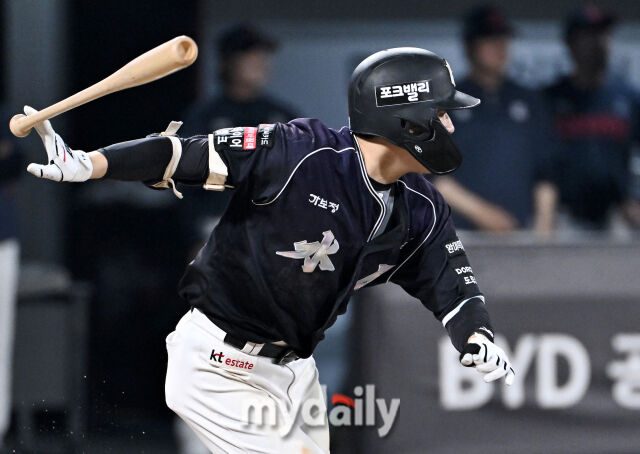 13일 오후 경기도 수원시 수원KT위즈파크에서 진행된 '2026 프로야구 KBO리그' KT위즈와 롯데자이언츠의 경기. KT 최원준이 6회말 2사에서 안타를 치고 있다./마이데일리