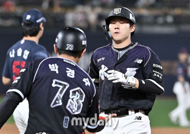 13일 오후 경기도 수원시 수원KT위즈파크에서 진행된 '2026 프로야구 KBO리그' KT위즈와 롯데자이언츠의 경기. KT 최원준이 6회말 2사에서 안타를친 뒤 환호하고 있다./마이데일리