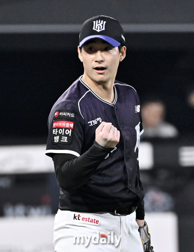 13일 오후 경기도 수원시 수원KT위즈파크에서 진행된 '2026 프로야구 KBO리그' KT위즈와 롯데자이언츠의 경기. KT 스기모토가 7회초를 무실점으로 막은뒤 환호하고 있다./마이데일리