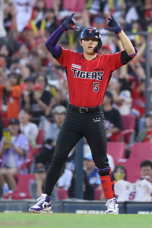 KIA 타이거즈 김도영이 13일 광주 KIA챔피언스필드에서 열린 한화 이글스와의 홈 경기서 최연소 40-100-100을 달성했다./KIA 타이거즈 제공