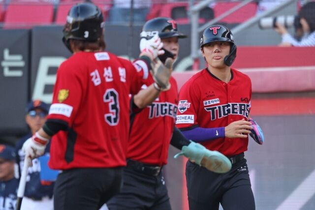 KIA 타이거즈 김도영이 13일 광주 KIA챔피언스필드에서 열린 한화 이글스와의 홈 경기서 득점하고 김선빈과 하이파이브를 하고 있다./KIA 타이거즈 제공