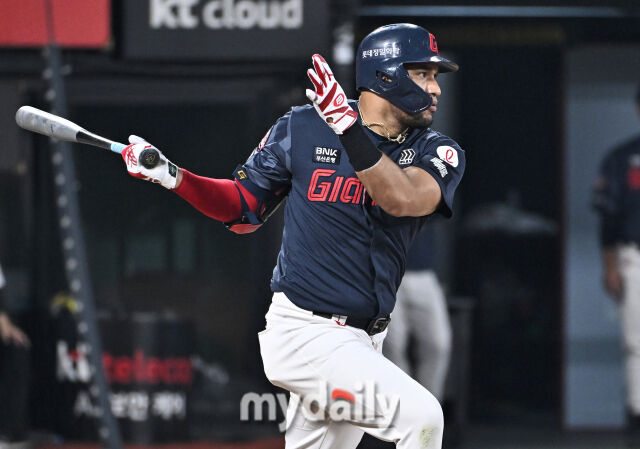 13일 오후 경기도 수원시 수원KT위즈파크에서 진행된 '2026 프로야구 KBO리그' KT위즈와 롯데자이언츠의 경기. 롯데 레이예스가 9회초 2사에서 안타를 치고 있다./마이데일리