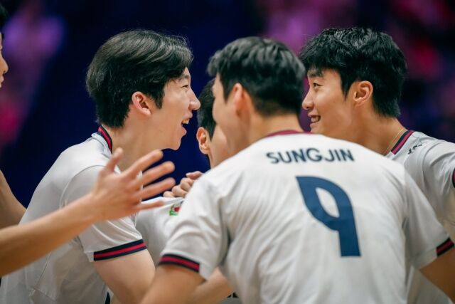한국남자배구대표팀 허수봉(왼쪽)이 13일 열린 2026 아시아선수권 호주와 3~4위전 도중 공격 성공 후 팀 동료들과 함께 기뻐하고 있다./아시아배구연맹(AVC) 제공