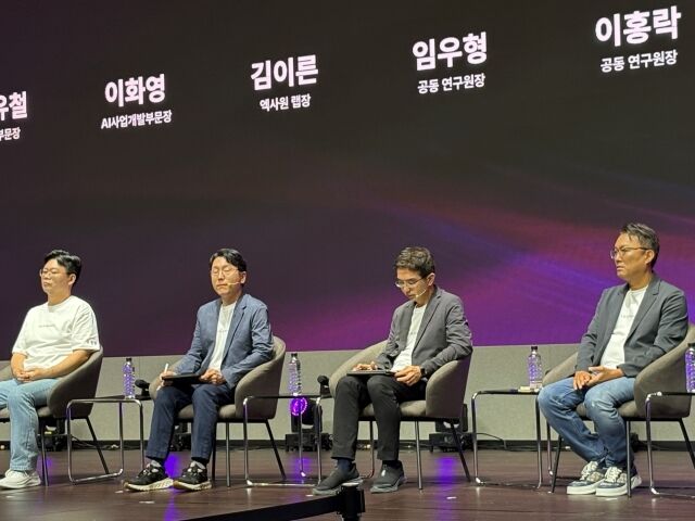 임우형 LG AI연구원 공동 연구원장(왼쪽 두 번째)과 이홍락 LG AI연구원 공동 연구원장(왼쪽 세 번째)이 14일 서울 마곡 LG사이언스파크에서 열린 ‘LG AI 토크 콘서트 2026’에서 질의응답하고 있다. /박성규 기자