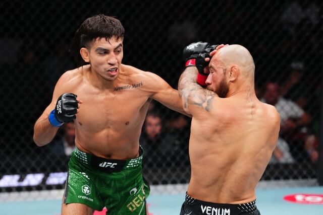 제앙 실바(오른쪽)가 델가도에게 펀치를 내주고 있다. /UFC 제공