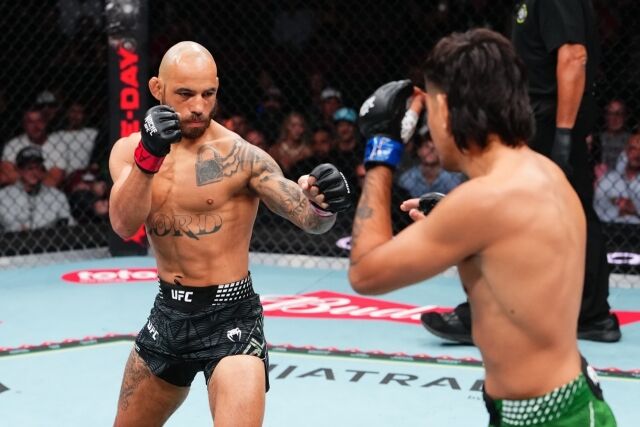 제앙 실바(왼쪽)가 13일 델가도와 경기에서 공격 거리를 재고 있다. /UFC 제공