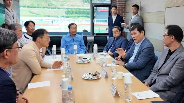 KBO 허구연 총재(오른쪽)가 김상욱 울산광역시장을 만나 울산웨일즈의 향후 발전 방안을 논의했다./KBO