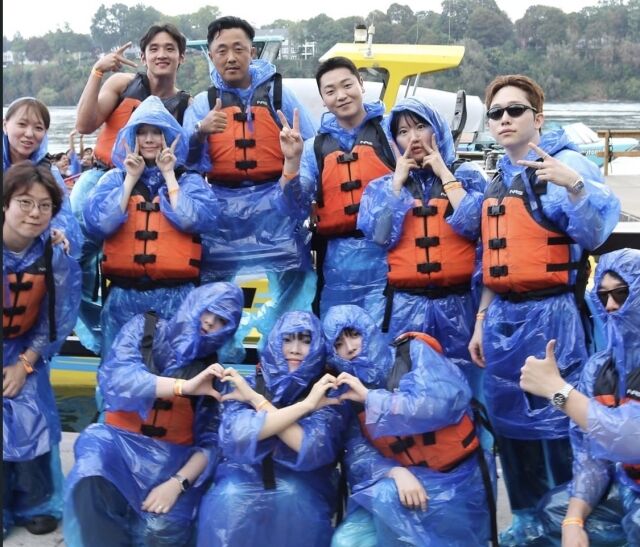 카리나와 함께 나이아라 보트 체험에 참가한 월드투어 스태프들. /소셜미디어