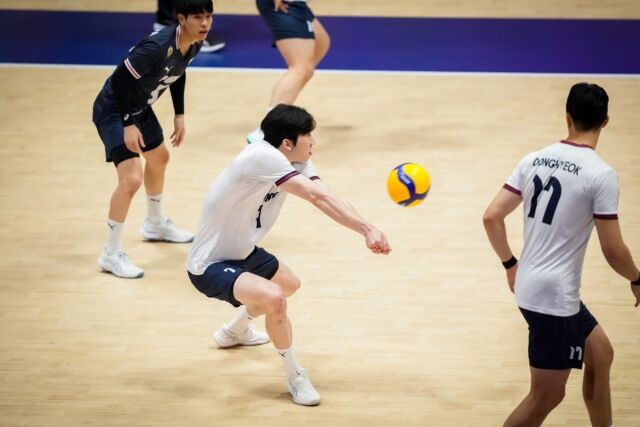 한국남자배구대표팀 리베로 박경민이 지난 4일 열린 2026 아시아남자배구선수권 조별리그 대만과 경기 도중 서브 리시브를 하고 있다./아시아배구연맹(AVC) 제공