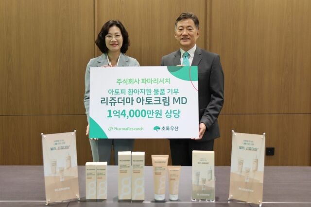 초록우산 경기1지역본부 여인미 본부장(왼쪽), 파마리서치 손지훈 대표이사. /파마리서치