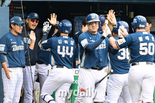 치열한 5위 싸움을 진행하는 NC 이호준 감독이 김휘집과 하이파이브를 하고 있다.