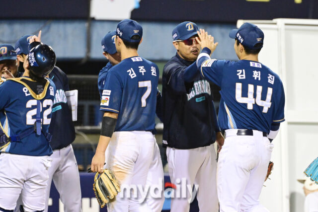 NC 이호준 감독이 5타점으로 승리를 이끈 김휘집과 경기 종료 후 하이파이브를 하고 있다.