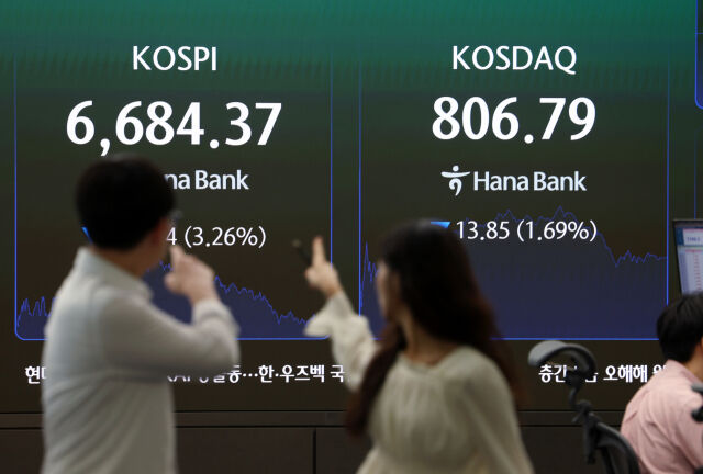 14일 오후 서울 중구 하나은행 딜링룸에서 딜러들이 업무를 보고 있다. /뉴시스