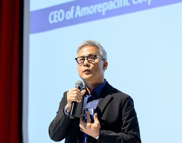 김승환 아모레퍼시픽 대표이사가 2026년 인베스터 데이에서 중장기 글로벌 성장 전략과 경영 목표를 밝히고 있다. /아모레퍼시픽