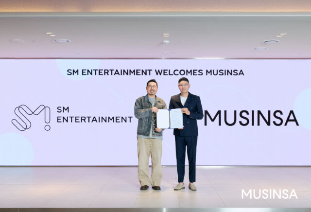최재영 무신사 최고커머스책임자(왼쪽)와 탁영준 SM엔터테인먼트 대표가 14일 업무협약식에서 협약서를 들고 기념촬영을 하고 있다. /무신사