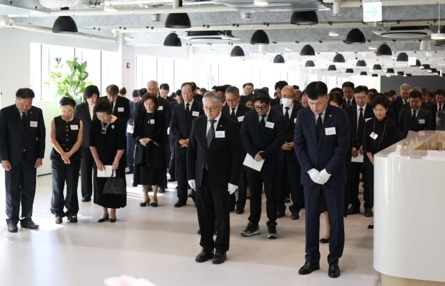 지난 11일 경기도 안양시 함태호홀에서 열린 고 함태호 오뚜기 명예회장 별세 10주기 추모식에서 앞줄 왼쪽부터 함영준 오뚜기 회장, 황성만 오뚜기 사장 등 임직원들이 헌화 후 묵념하고 있다. /오뚜기