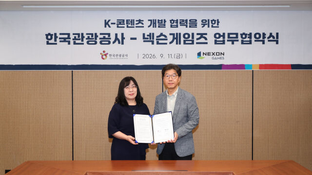 한국관광공사와 넥슨게임즈가 업무협약을 체결한 가운데 김영미 한국관광공사 관광AI혁신본부장(왼쪽)과 강인수 넥슨게임즈 경영총괄본부장이 기념촬영을 하고 있다. /한국관광공사