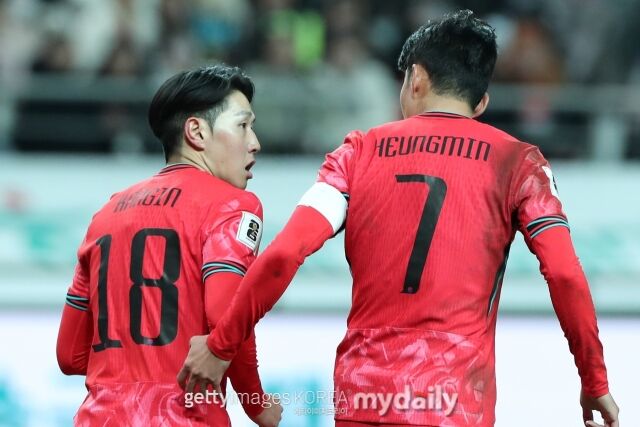이강인(왼쪽)과 손흥민이 2025년 서울월드컵경기장에서 열린 2026 북중미 월드컵 예선 경기에서 이야기를 나누고 있다./게티이미지코리아