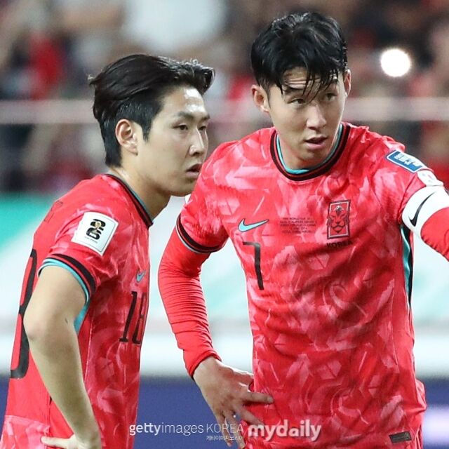 이강인(왼쪽)과 손흥민이 2025년 서울월드컵경기장에서 열린 2026 북중미 월드컵 예선 경기에서 이야기를 나누고 있다./게티이미지코리아