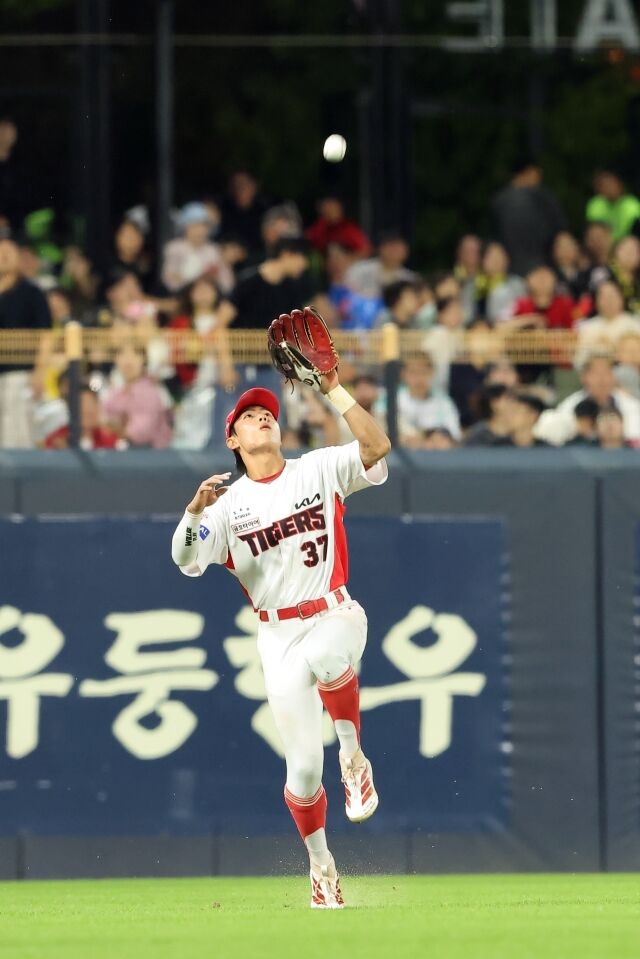 KIA 타이거즈 김민규가 11일 광주 KIA챔피언스필드에서 열린 SSG 랜더스와의 홈 경기서 수비하고 있다./KIA 타이거즈 제공