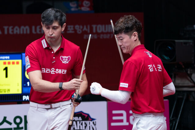 크라운해태 다비드 마르티네스(왼쪽), 김임권이 하이파이브하고 있다. /PBA 제공