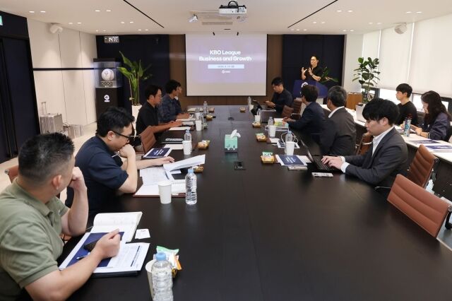 일본프로야구 요미우리 자이언츠 구단과 요미우리 신문사 야구 사업부 관계자가 지난 14일 KBO를 방문해 KBO 실무진과 함께 미팅을 진행하고 있다./한국야구위원회(KBO) 제공