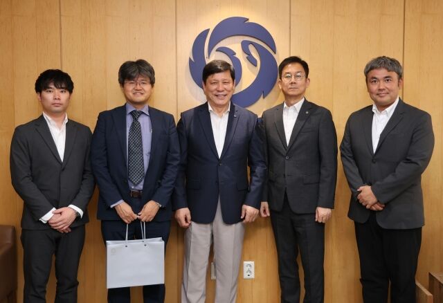 일본프로야구 요미우리 자이언츠 구단과 요미우리 신문사 야구 사업부 관계자가 지난 14일 KBO를 방문해 허구연 KBO 총재와 함께 기념촬영하고 있다./한국야구위원회(KBO) 제공