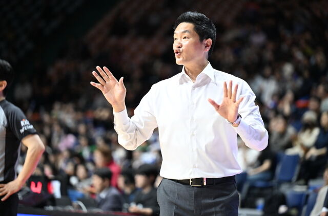 전희철 서울 SK 나이츠 감독이 지시하고 있다. /KBL 제공