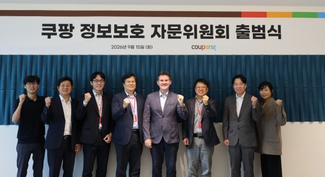 쿠팡은 15일 외부 전문가들이 참여하는 ‘정보보호 자문위원회’를 출범했다. 왼쪽부터 이성진 쿠팡 전무, 안정호 법무법인 세종 변호사, 양제열 경희대 교수, 강유민 김·장 법률사무소 고문, 브렛 매티스 쿠팡 정보보호 최고책임자, 장항배 중앙대 교수, 박민하 쿠팡 전무, 김현경 서울과학기술대 교수. /쿠팡