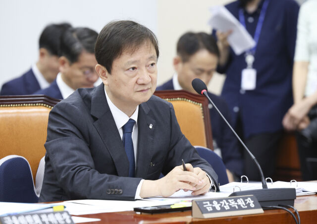 이찬진 금융감독원장이 지난 7월 서울 여의도 국회에서 열린 정무위원회 현안 질의에서 질문에 답하고 있다. /뉴시스