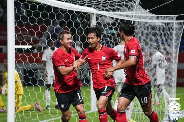 엄지성이 카타르와의 2026 아시안게임 남자축구 D조 1차전에서 해트트릭에 성공했다./대한축구협회 제공