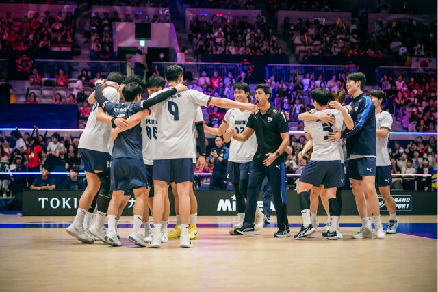 13일 일본 후쿠오카의 기타큐슈시립체육관에서 열린 2026 아시아선수권 호주와의 3위 결정전에서 승리를 거둔 라미레스호. 경기 직후 한태준은 가장 먼저 황승빈에게 달려갔다./AVC 제공