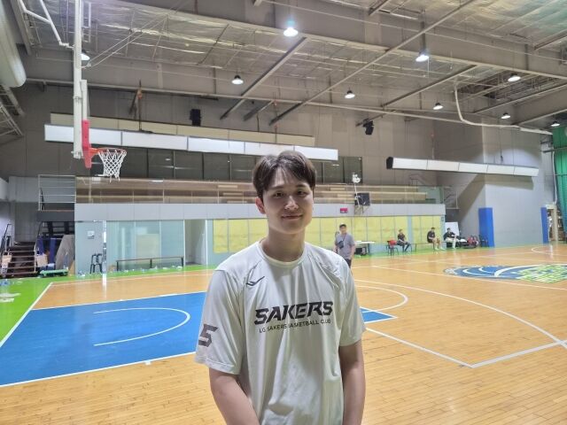 양준석이 14일 필리핀 마닐라 전지훈련지에서 인터뷰에 응하고 있다. /창원 LG 제공