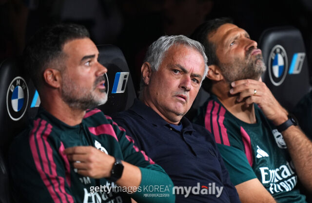 레알 마드리드의 무리뉴 감독이 라요 바예카노와의 2026-27시즌 스페인 프리메라리가 경기에서 벤치에 앉아있다./게티이미지코리아