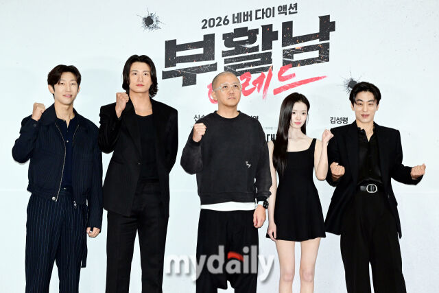 2026년 9월 16일 오후 서울 송파구 롯데시네마 월드타워에서 진행된 '부활남: 더 레드' 언론시사회에서 강기영, 신승호, 김시아, 구교환, 백종열 감독(왼쪽부터)이 포즈를 취하고 있다. / 곽경훈 기자 