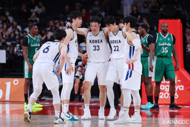 동료들과 이야기를 나누는 이승현(33번)./2026 아이치·나고야 아시안게임 조직위 제공