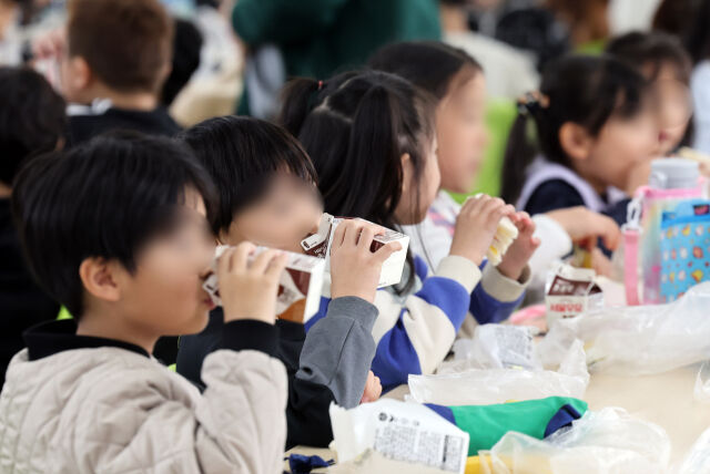 초등학생들이 학교 급식으로 제공된 흰우유를 마시고 있다. /뉴시스