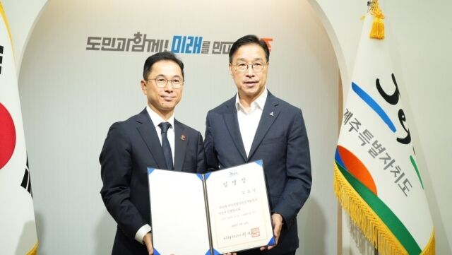 16일 제주도청에서 열린 제주특별자치도개발공사 제13대 사장 임명장 수여식에서 김도영 신임 사장(왼쪽)이 위성곤 제주도지사와 기념촬영을 하고 있다. 김 사장의 임기는 2029년 9월 15일까지 3년이다. /제주특별자치도