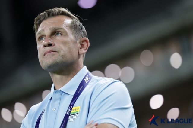 반둥의 톨리치 감독이 서울월드컵경기장에서 열린 서울과의 2026-27시즌 ACL2 E조 1차전을 지켜보고 있다.